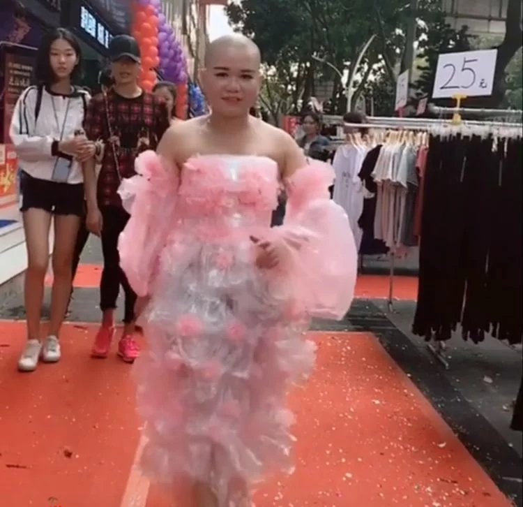 光头女为走红身披塑料袋街头辣眼，最近的网红越来越无底线