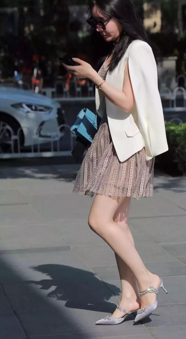 褐色连衣裙搭配小高跟鞋，完美比例无可挑剔