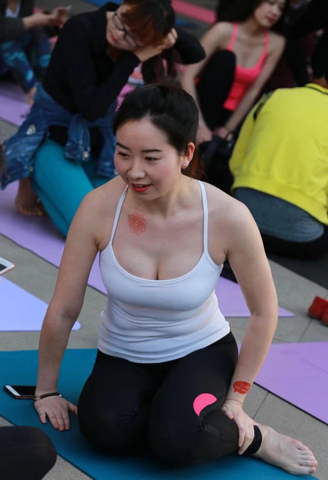 一位性感辣妈瑜伽教练,白色吊带裹不住的饱满圆润的身材,散发着