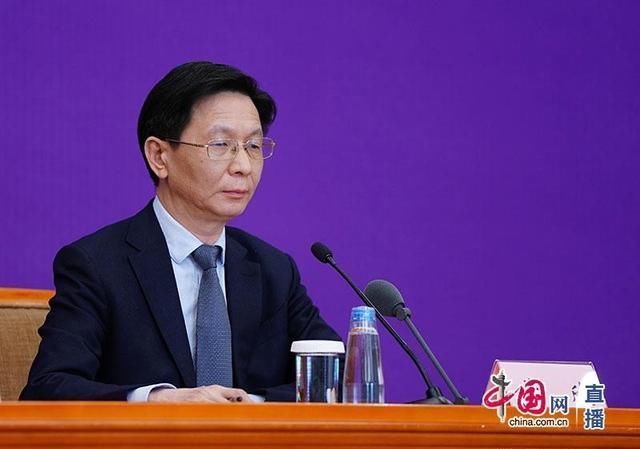  「座位」有网民反映，务工专列座位安排是人挨着人？官方回应来了