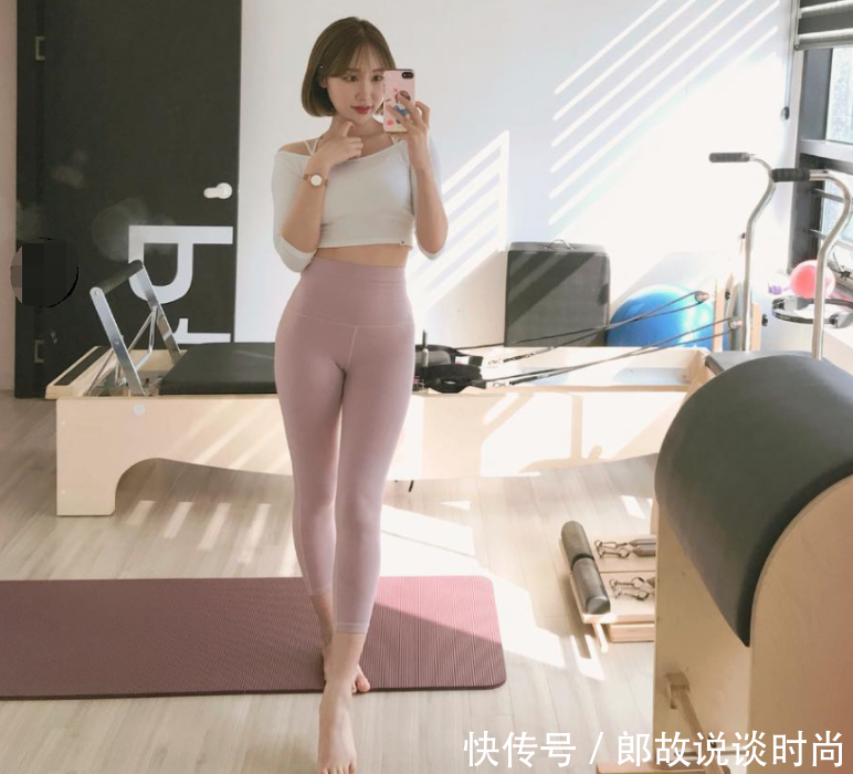 紧身打底裤的:充满魅力年轻女孩,展示傲人曲线,魅力太强了!!