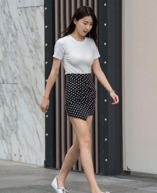 街拍:穿上裙子的小姐姐,上衣只有三根系带,很美的样子