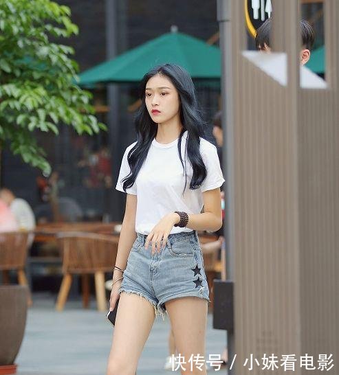 路人街拍，小姐姐高挑动人，牛仔裤让小蛮腰体现的淋漓尽致