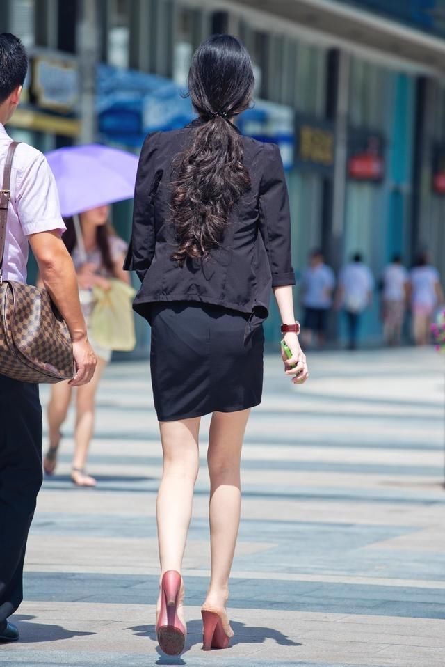 街拍职业OL装长腿美胸短裙少妇