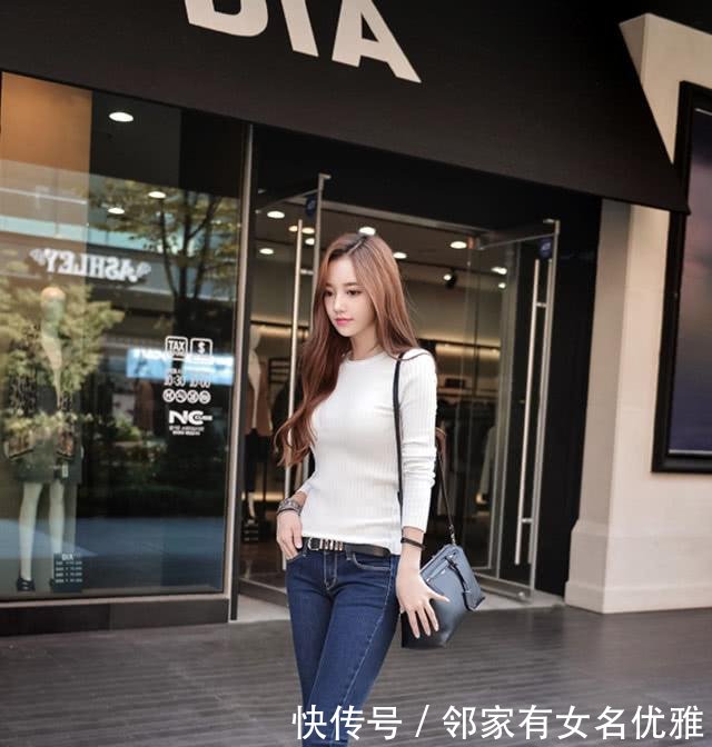 街拍牛仔裤美女修饰腿型,造型十分立体,展现出女神般的身材!