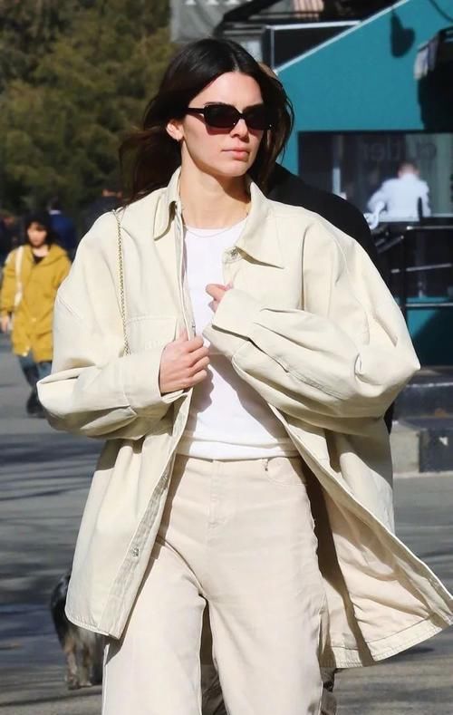  「大胆」时尚穿搭，超模穿衣服都这么大胆吗？卫衣配个安全裤穿，翘臀曲线一眼可见