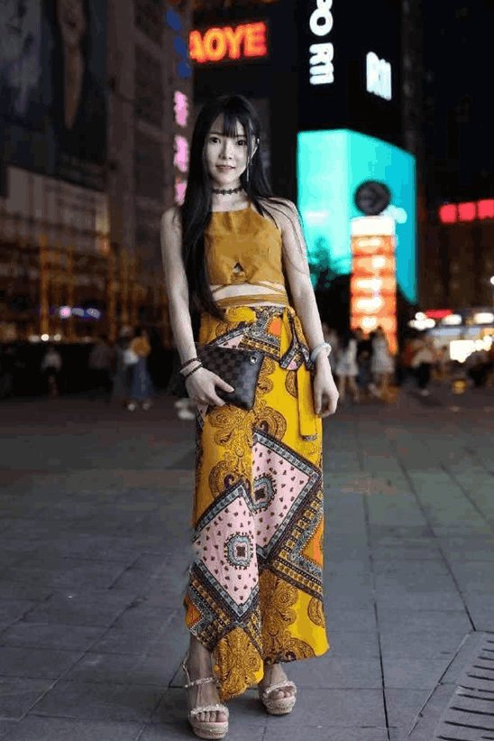 街拍：美女白色吊带上衣白色牛仔热裤，美腿又白又长很好看！