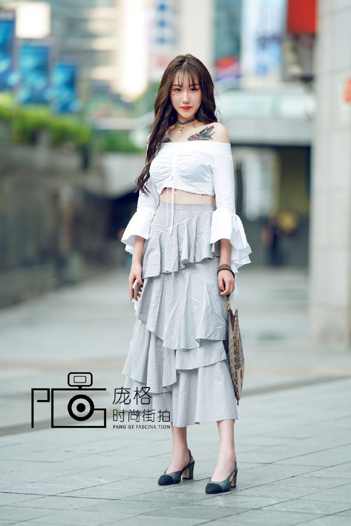 街拍重庆:干净利索的初秋穿搭参考，让你的美融入大自然!
