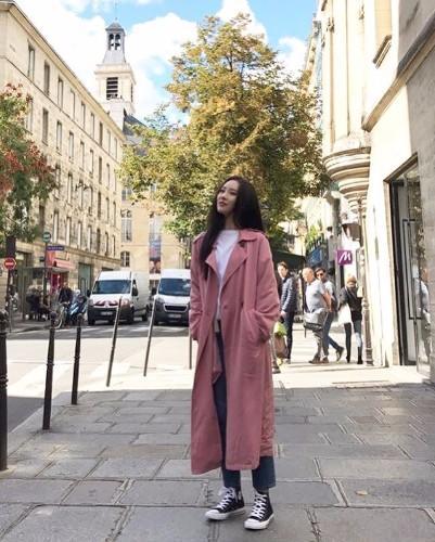 听说过内衣外穿,头回见泳衣外穿的,韩国第一腿让我们涨见识了。