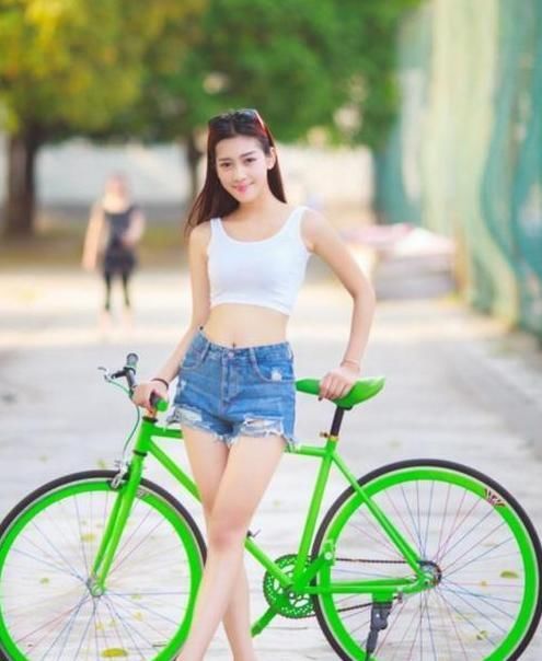 牛仔裤的穿搭，气质十足，展现迷人风姿，令人倾心