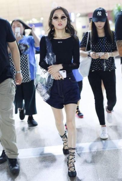 张韶涵身穿一袭灰色收身连衣裙，优雅又迷人，网友:造型美翻了!