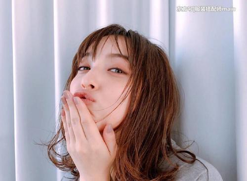 佐佐木希当选日本素颜最美女星，年近30穿成18，这减龄我服气