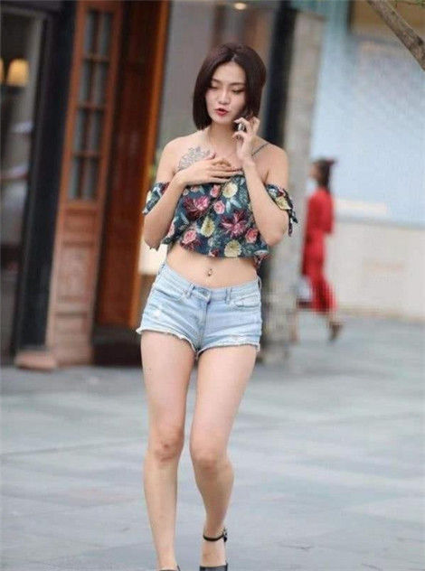 「紧身衣」街拍:身穿紧身衣的小姐姐,乌黑靓丽的直发,充满清新脱俗的感觉