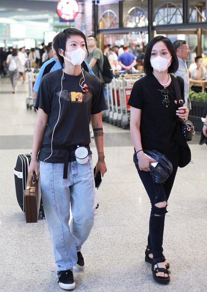 周迅背2万的包难得高调一回，却被窦靖童茶缸抢镜了，这下尴尬了