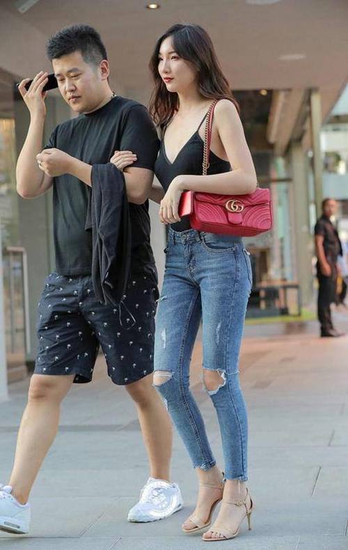 路人街拍，夏季最流行的就是小黑裙了，小姐姐诶穿上后非常的迷人