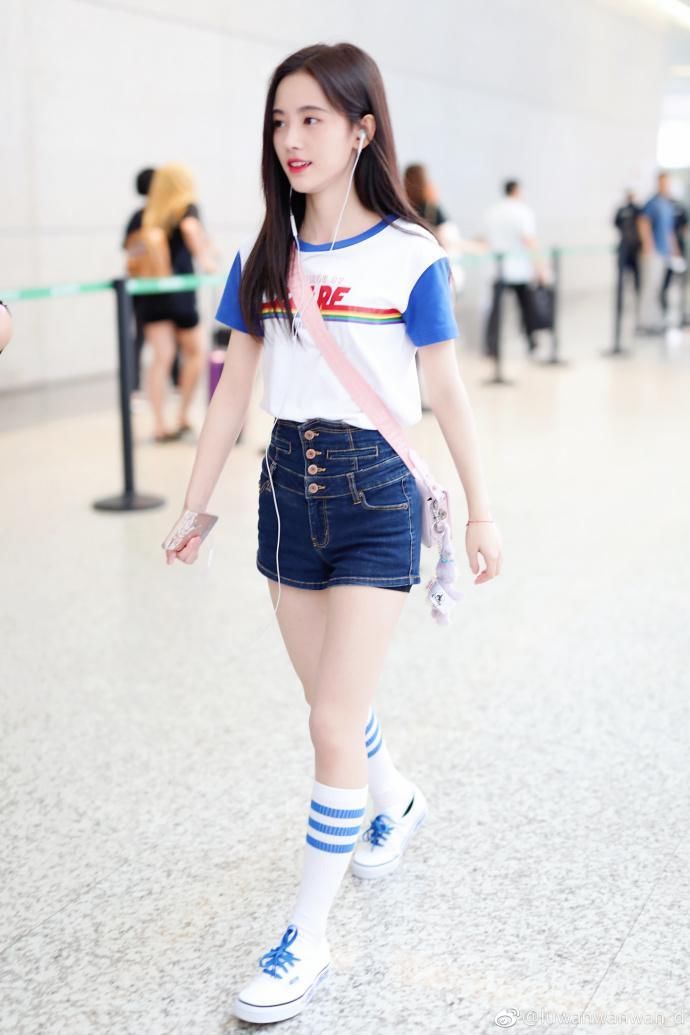 鞠婧祎终于懂得利用小蛮腰，大胆穿上“露胃装”，腰有手机宽吗?