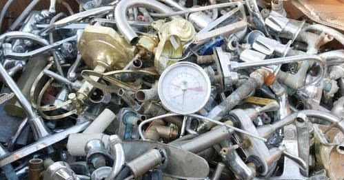 印尼村庄男女老少见洋垃圾笑逐颜开，不顾健康不种水稻只要洋垃圾