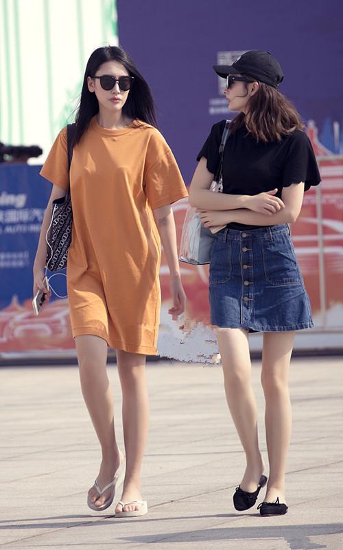 街拍，精心打扮尽显好气质，牛仔裤套网袜你驾驭不了?