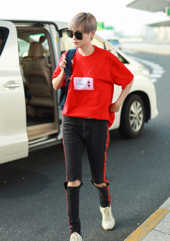 李宇春的裤子看得人强迫症都犯了，剪到只剩5公分，好想帮她缝上