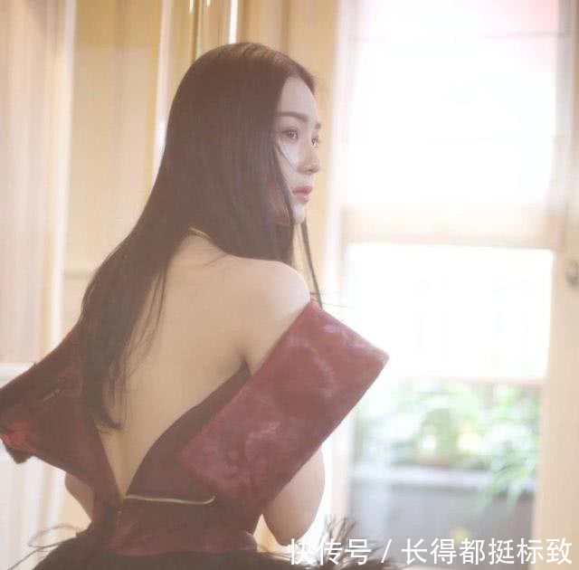 张馨予穿露背长裙再次美出了新高度，怎一个美字了得！