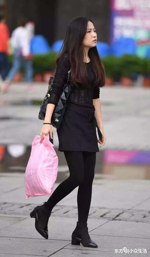 街拍路人：紧身裤让女人不自觉头上扬，加点小高傲更有魅力