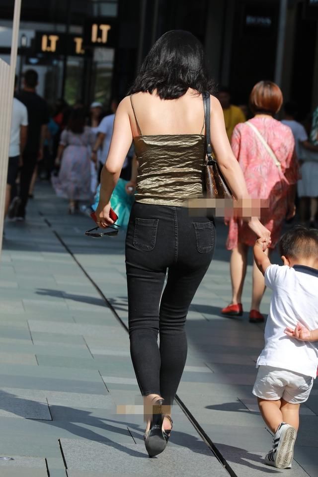 简约动人的紧身裤美女，轻松展现出性感迷人的身材，显现时尚魅力