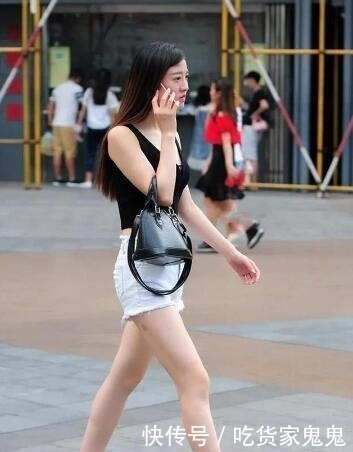  [展现]街拍，羞涩可人的小姐姐，展现性感酷雅气质，凸显女神的魅力
