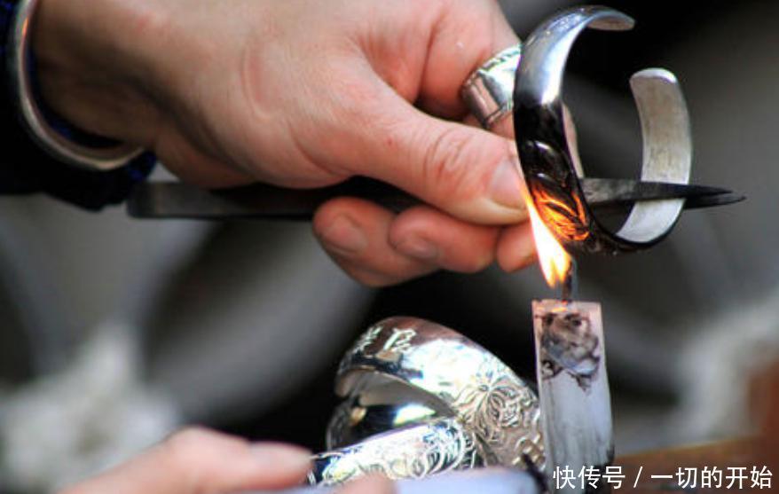 来吐槽一波,旅游途中都买过哪些“奇葩”的纪念品?