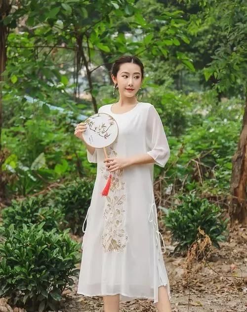 『色系』矮个老婆,三伏天从不穿连衣裙,穿这七分裤套装,显瘦显高有气质