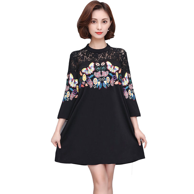 黑裤子扔了吧!听说70后女人都穿这，秋裙+高跟鞋，想不嫩都难