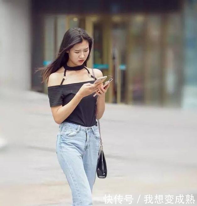 路人街拍，白色紧身裹胸，秀出小姐姐的小蛮腰，很是阳光性感