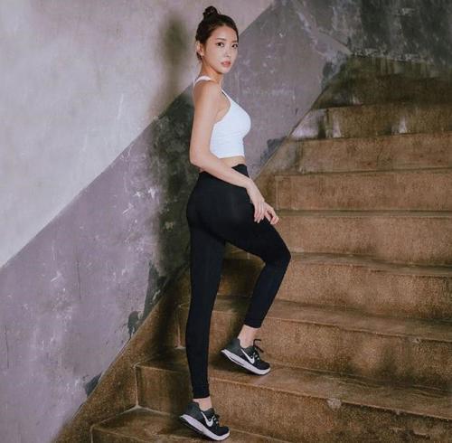 紧身打底裤：绽放优雅的美女，展现女神的风姿，很有吸引力！