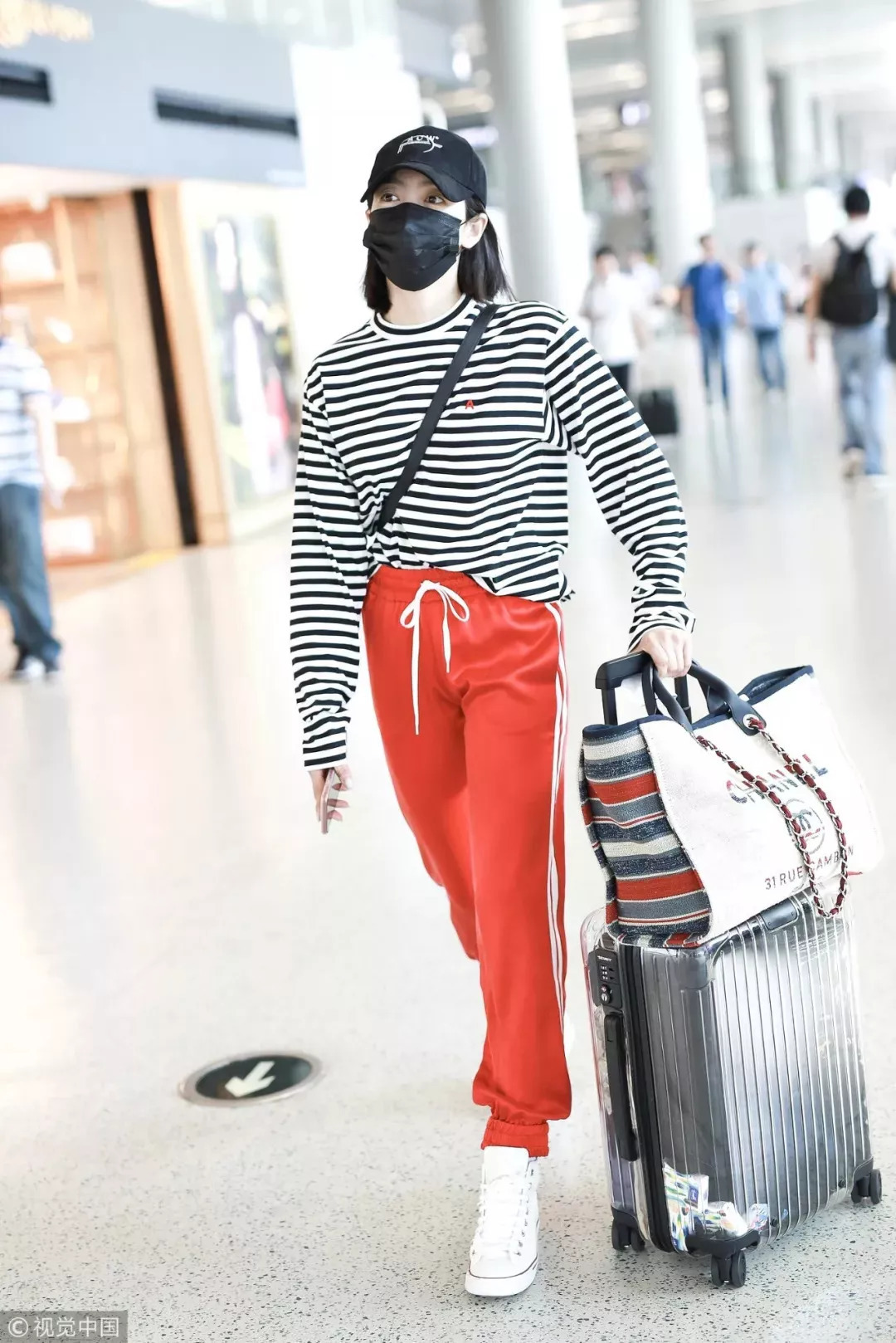 开学了，今年流行的校服裤又更新了！谁穿谁好看！