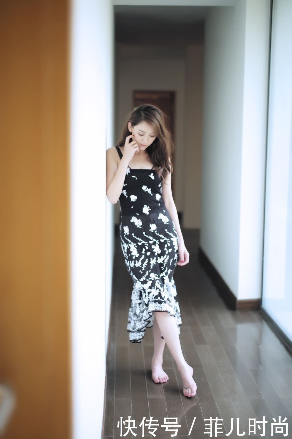 38岁陈乔恩身穿印花裙尽显女神气质，然而看到未修图一秒尴尬！