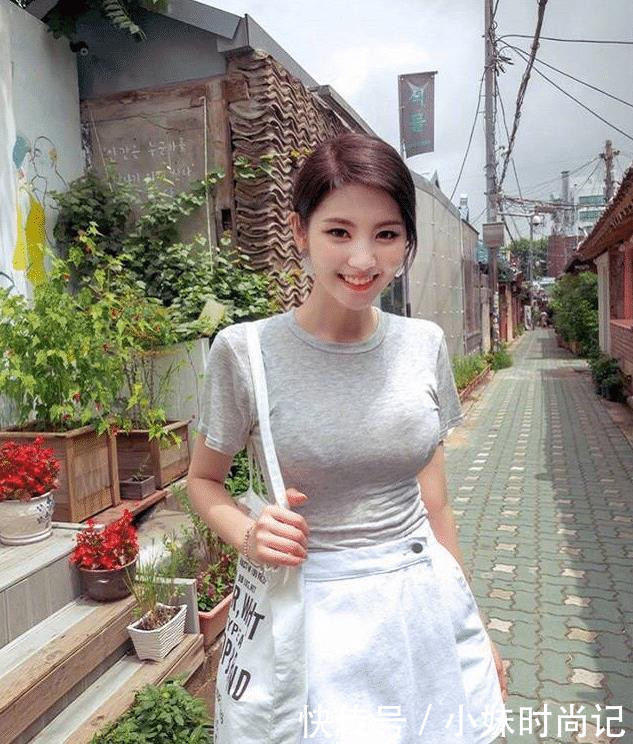 阳光■美女邻家小姐姐灰色T恤搭配白色短裙,靓丽阳光四射