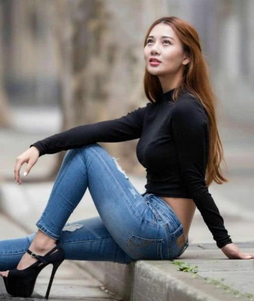 小姐姐搭配牛仔裤,太漂亮了,美上天!