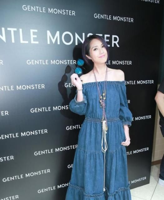 杨千嬅也真敢穿！直接真空上阵穿吊带，网友：丁子高也真是心大！