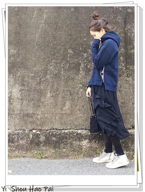 『海军蓝风连帽卫衣』能穿3季的万能搭配单品!海军蓝连帽卫衣的多种造型示范