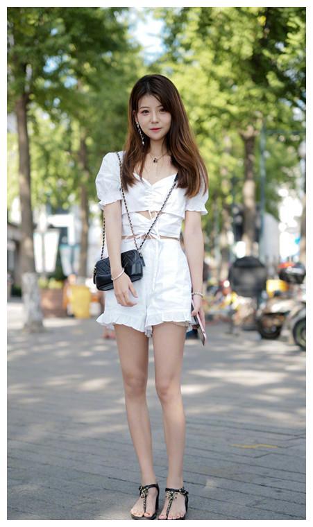 街拍，清纯小姐姐穿着修身凸显好身材，身姿靓丽，令人赏心悦目