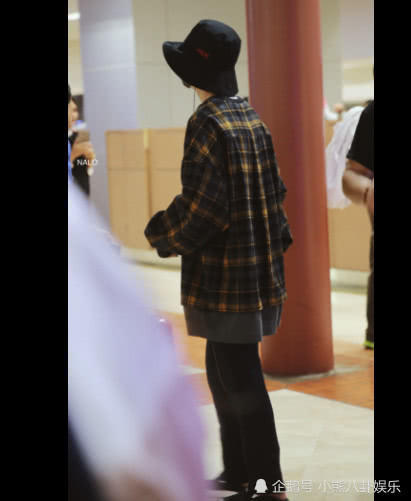 易烊千玺黄明昊仗着身材好胡乱搭配衣服，网友：穿衣打扮如锯腿