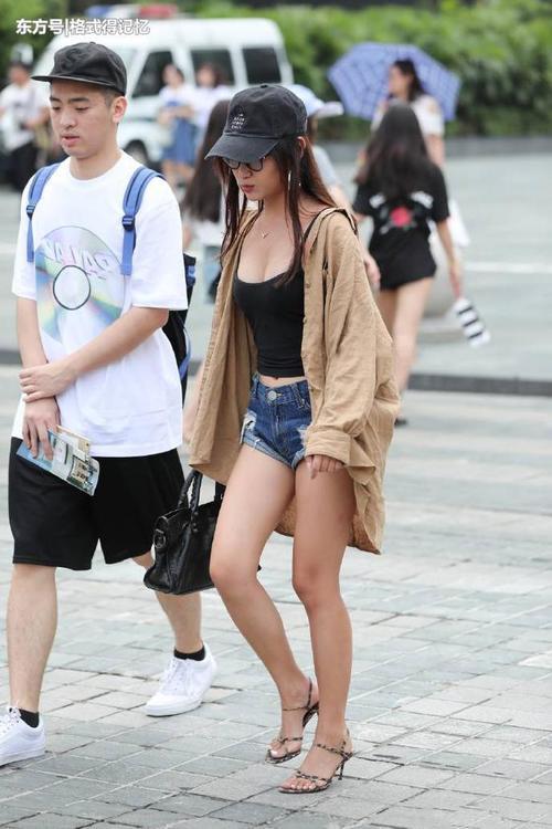 小女生搭配出大时尚，黑色吊带搭配热裤，热裤折边让她的美无边！