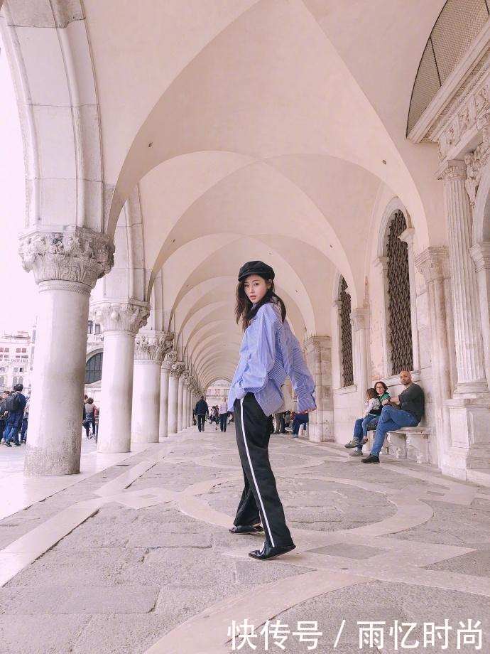 张天爱这怕是颜值巅峰了! 牛仔短裤配白色尖头鞋, 瞬间腿长一米八