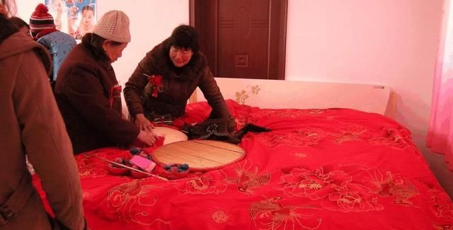  「买房子」十年前，农民赚钱就回村子建房子，现在在城里买房子，农村会消失吗？