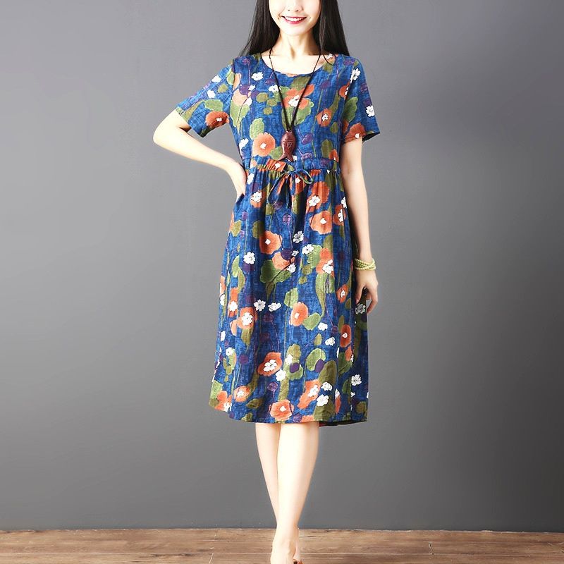 奔五的女人真会穿连衣裙搭高跟鞋，洋气又女人味十足