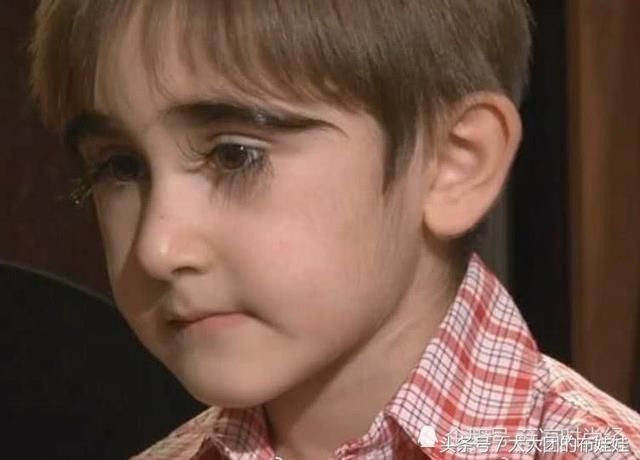 俄罗斯这位11岁小男孩火了!拥有全网最长睫毛，真正“睫毛精”