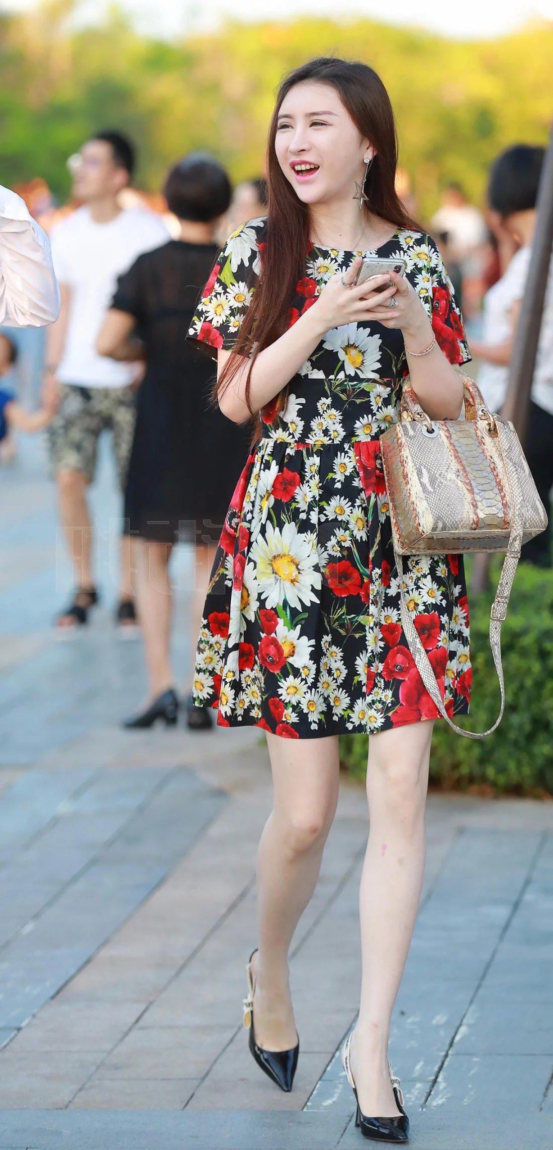 甜美小姐姐与同事谈笑风生，在她转身的时候尽显好身材