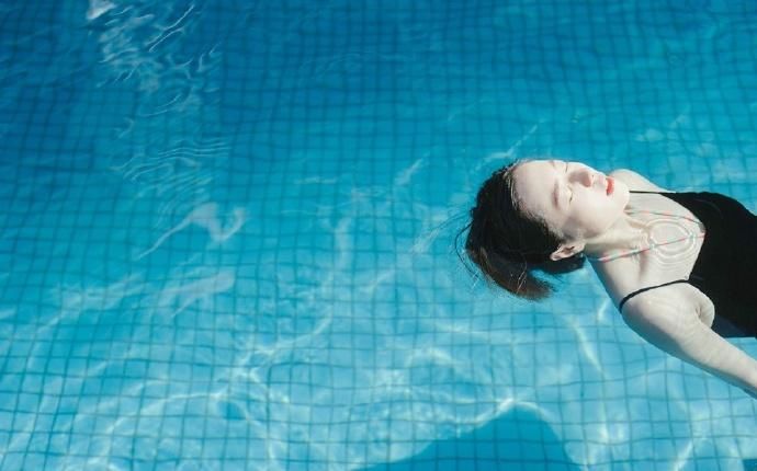 短发泳装美女泳池湿身诱惑写真图片