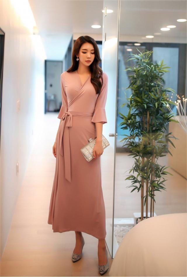 街拍，连衣裙穿的如此淑女有韵味，要数这位女神，让人目不转睛