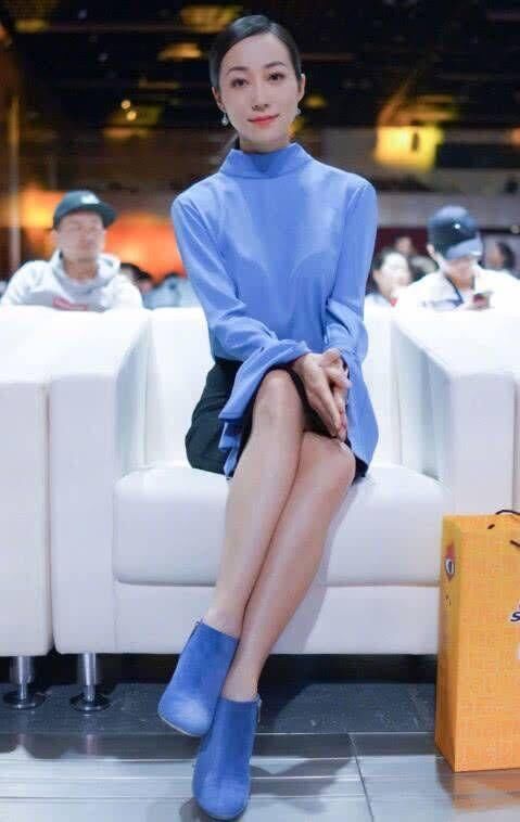 韩雪一袭天蓝色上衣仙气炸屏，脚上却只穿了一双蓝色“袜子”?
