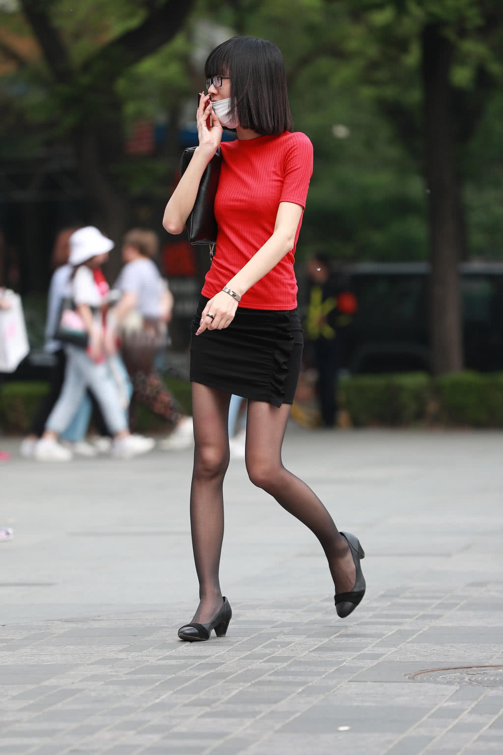 气质小姐姐黑色丝袜裹出修长美腿，性感姿态惹得路人纷纷侧目